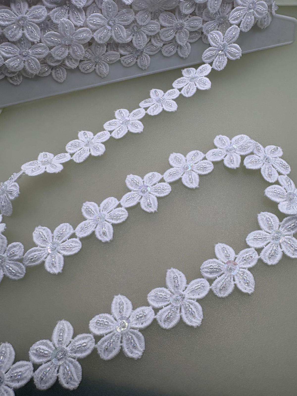 White beaded cotton daisy flower trim, approximately 25mm wide